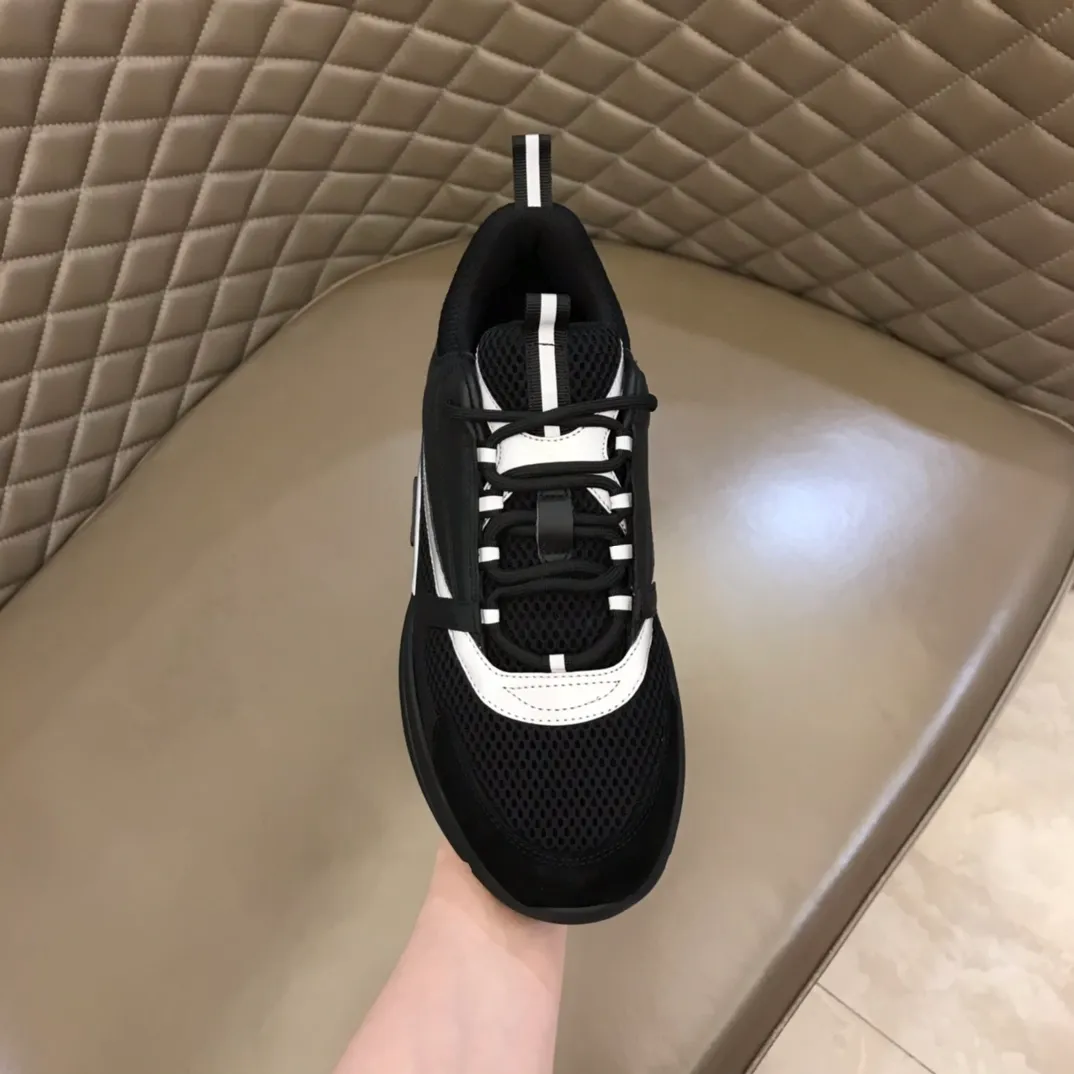 Factory price: 480💰 ◾️▫️Dior D®️ x 🆕 (high version) B22 men's jogging fashion sneakers, this single product draws inspiration from retro jogging shoes. It adopts a thick low-top design, with an upper made of black cow leather and mesh fabric, and a black and white engraved rubber sole. Black mesh fabric tongue and heel counters complement black laces, with an embossed "Di~r" logo embellishment on the side. These sneakers can be mixed and matched with a classic suit for a sporty chic look! Size: 39-45 (38, 46 can be customized)